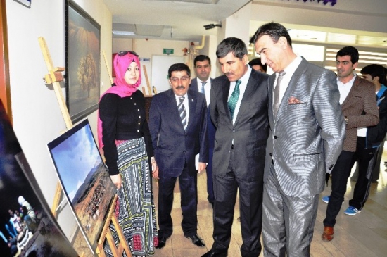 Muş'ta Gençlik Haftası Kapsamında Sergi Açılışı Gerçekleştirildi