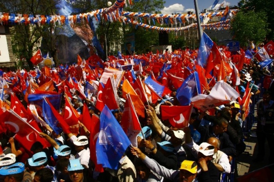 Afyonkarahisar'da Başbakan Davutoğlu, Ailelere Çocuk Yardımı Projesinin Yasalaştığını Duyurdu