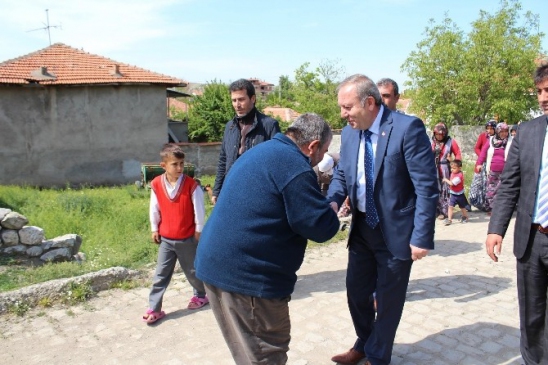 Sungurlu'da Başkan Abdulkadir Şahiner, Mahallelerdeki Yol ve Parke Taşı Çalışmalarını İnceledi