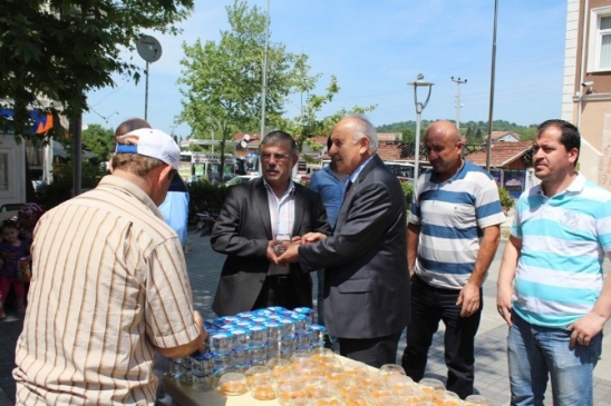 Kozcağız'da Miraç Kandili Dolayısıyla Başkan Karaman Tulumba Tatlısı Dağıttı
