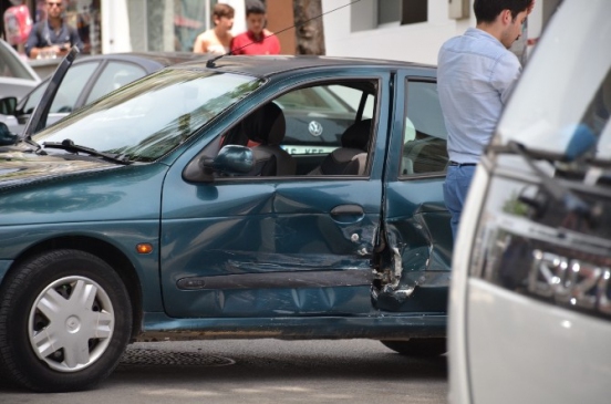 Bilecik Merkez'de Üç Araçlı Trafik Kazasında Maddi Hasar Meydana Geldi