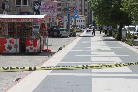 Aksaray Merkez'de Bırakılan Şüpheli Paket Fünye ile Patlatıldı