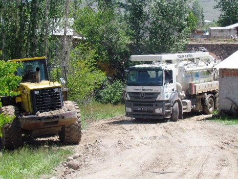 Iğdır Tuzluca'da Sağanak Nedeniyle Taşkın Yaşanan Evlerin Su Tahliyesi Sürüyor