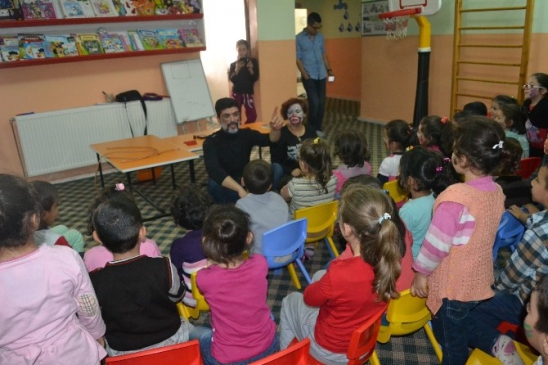 Siirt'te Anaokulu Öğrencilerine Palyaço Gösterisi Düzenlendi