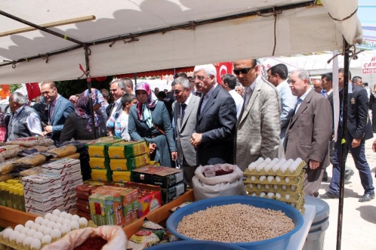 Karaman'da Açılan Kermeste Vali Koca ve Protokol Üyeleri Yer Aldı