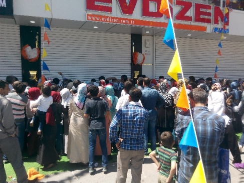 Batman'da Yeni Açılan Mağazanın İndirimleri Vatandaşları Cepten Etkiledi