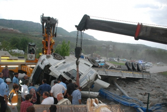 Tokat'ta Devrilen TIR'da Sıkışan Sürücü 1,5 Saatte Kurtarıldı