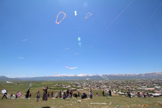 Yüksekova'da Uçurtma Şenliği, Yüzlerce Katılımcıyla Gerçekleşti