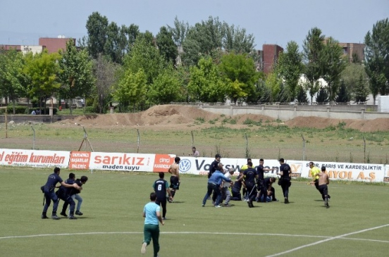 Batman'da İşitme Engelliler Maçında Hakeme Tekme ve Yumrukla Saldırıldı