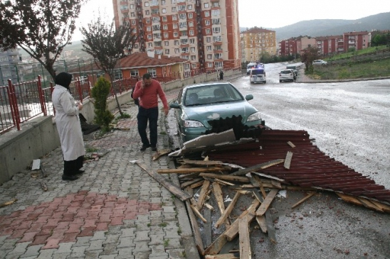 Yozgat Merkez'de Şiddetli Rüzgar Çatıları Uçurdu, Aracılar Zarar Gördü