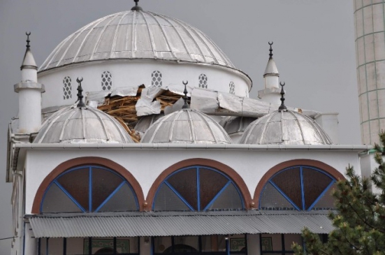 Yozgat Sorgun'da Şiddetli Rüzgar Minareyi Uçurdu, Araç Hasar Gördü