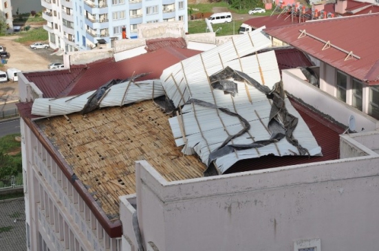 Tunceli'de Fırtına Nedeniyle Çatıların Uçması ve Hasar Görmesi