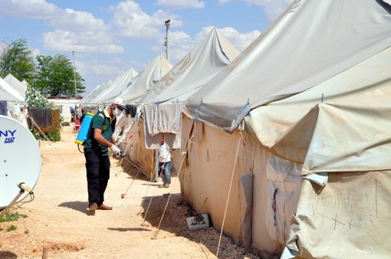 Şanlıurfa Akçakale'deki Çadır Kent, Zararlı Böceklere Karşı İlaçlanıyor