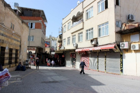 Kilis'te Bazı Esnafların İş Yerlerini Geç Açması Nedeniyle Vatandaşlar Mağdur Oluyor