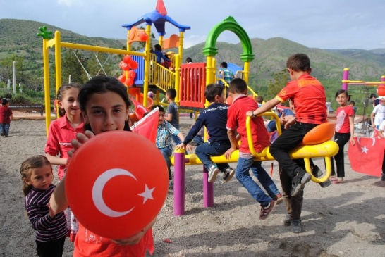 Amasya Aydınlık Köyü'nde Çocuk Parkı Açılışı Gerçekleştirildi