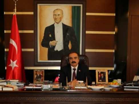 Sakarya'da Vali Coş, 19 Mayıs Bayramı'nı kutladı.