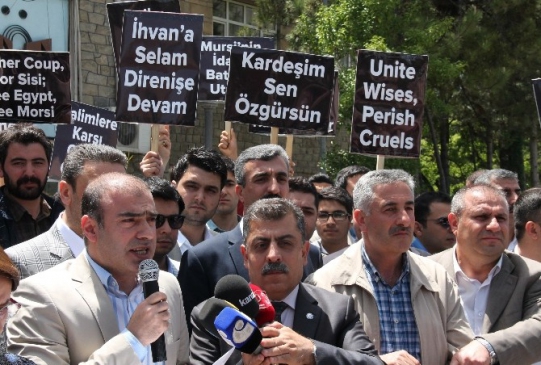 Elazığ'da Memur-Sen, Mursi'ye verilecek idam cezasına karşı basın açıklaması düzenledi.