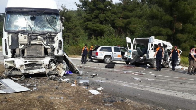Bilecik'te Cezaevi Minibüsü ile TIR Çarpıştı, 3 Kişi Hayatını Kaybetti