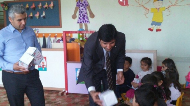 Siirt Merkez'de Kızılay, Nurcan Olgaç Anaokulu'nda Kumbara Dağıttı