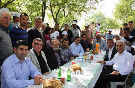 Çorum Merkez Büğdüz Köyü'nde Yağmur ve Şükür Duasına AK Parti Üyeleri Katıldı