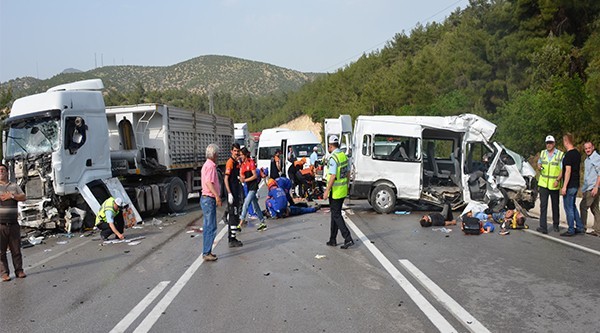 Bilecik'te Cezaevi Aracı ve TIR'ın Çarpışması Sonucu 3 Ölü, 6 Yaralı