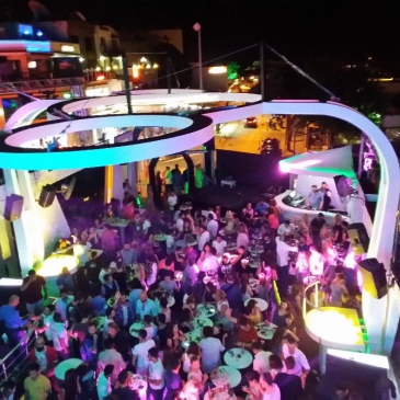 Muğla Bodrum'da Moss Gece Kulübü'nde Ozan Doğulu Sahnede