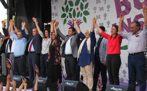 Mersin'de HDP Eş Genel Başkanı Demirtaş, Mursi'nin idamını kınadı ve uluslararası kamuoyunu harekete geçmeye çağırdı.