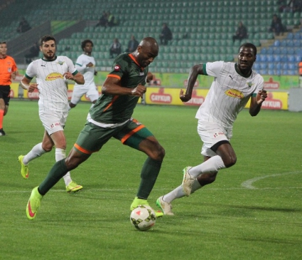 Çaykur Rizespor, Rize'de Akhisar Belediyespor'u 3-1 mağlup etti.