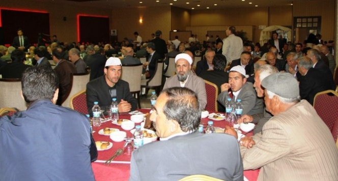 Bülent Arınç, Van'da Kanaat Önderleriyle Dayanışma Yemeğinde Bir Araya Geldi