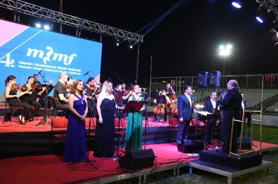 Tarsus’ta Ünlü Sanatçı Kubat, Folklorama İle Konser Verdi