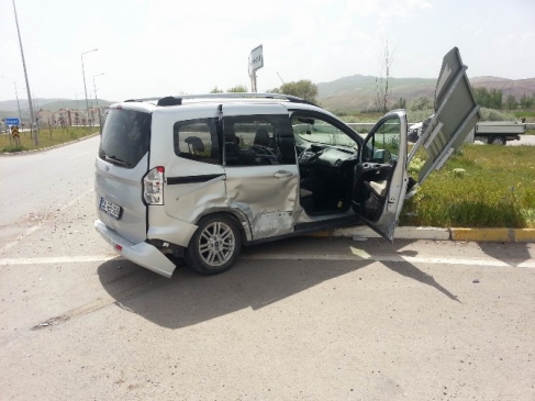 Sivas Gemerek'te Otomobil ve Kamyonet Çarpıştı, 7 Yaralı