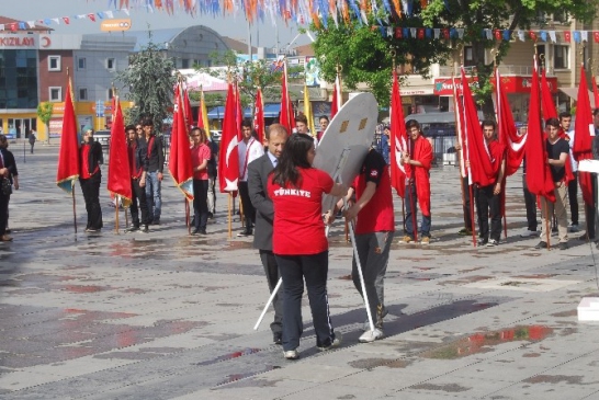 Düzce'de 19 Mayıs Kutlamaları Resmi Törenlerle Gerçekleştirildi