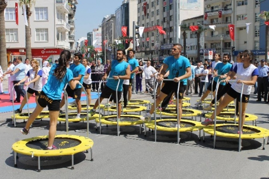 Denizli'de 19 Mayıs Kutlamaları, Delikliçınar Meydanı'nda Gençlerin Performanslarıyla Gerçekleşti