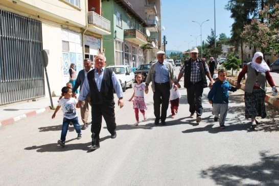 Kütahya Pazarlar'da Gençlik Haftası Kapsamında Dede-Torun Yürüyüşü Düzenlendi