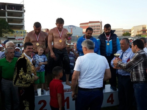 Çanakkale Kepez Beldesi'nde Düzenlenen Güreşlerde İsmail Balaban Şampiyon Oldu
