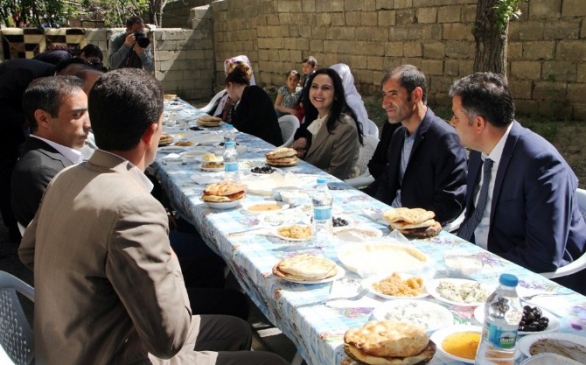 HDP Eş Genel Başkanı Figen Yüksekdağ, Van Gürpınar'da Hayatını Kaybeden Çocuğun Ailesini Ziyaret Etti