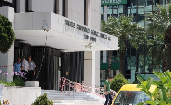 İzmir Konak'ta Başbakanlık Ofisi Önünde Bomba Paniği Yaşandı