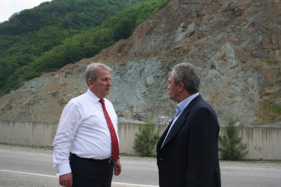 Trabzon'da Haluk Pekşen, Soğanlı Mahallesi'ndeki Taş Ocağının Kapatılması İçin Yetkililere Çağrıda Bulundu