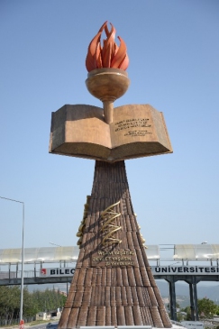 Bilecik Merkez'de Bilecik Şeyh Edebali Üniversitesi Önüne Eğitim Temalı Anıt İnşaatı Başladı