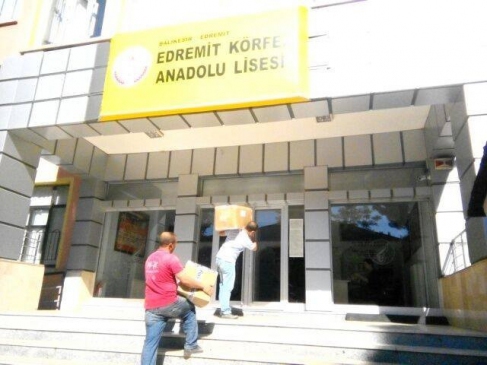 Balıkesir Edremit'te Bağışlanan Kitaplar Lise Kütüphanelerine Teslim Ediliyor