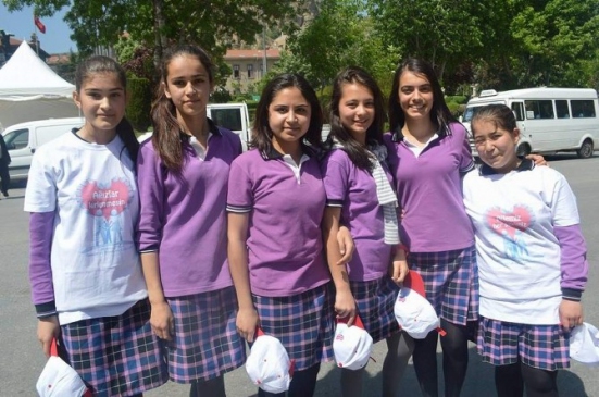 Afyonkarahisar'da Kız Meslek Lisesi Öğrencilerinden "Küfre Hayır" Yürüyüşü