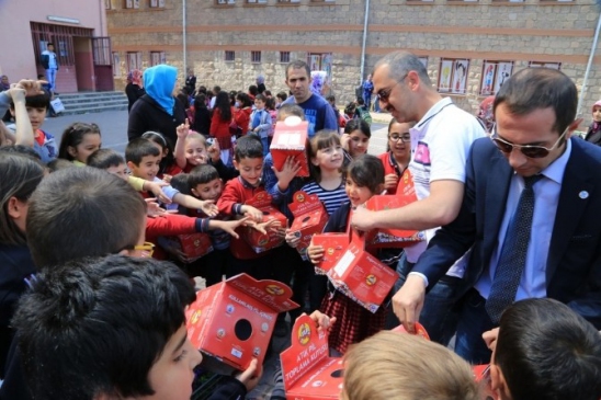 Melikgazi Mehmet Miraboğlu İlkokulu Öğrencileri Atık Piller ile Çiçek Bahçesi Oluşturdu