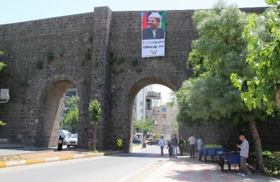Diyarbakır Sur'da Mesut Barzani'nin Dev Fotoğrafı Asıldı