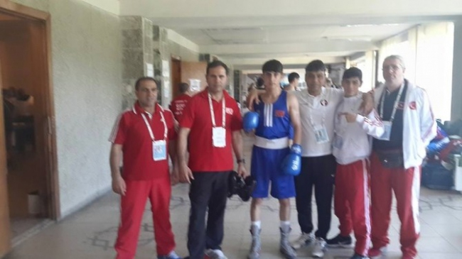 Karslı Boksörler, Ukrayna'daki Şampiyonada Çeyrek ve Yarı Finale Yükseldi