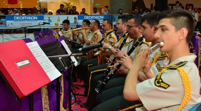 Adana Optimum'da 19 Mayıs Atatürk’ü Anma, Gençlik ve Spor Bayramı Askeri Bando ile Kutlandı