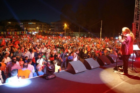 İzmir Buca'da 19 Mayıs Etkinliklerinde Volkan Konak 50 Bin Kişiye Konser Verdi