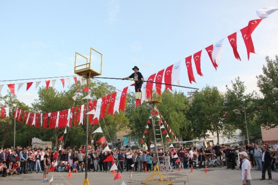 Yahyalı'da Dr. Özdemir Turan'ın Tel Cambazı Gösterisi Büyük İlgi Gördü