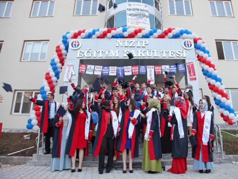 Gaziantep Nizip'te Eğitim Fakültesi İlk Mezunlarını Törende Karşıladı
