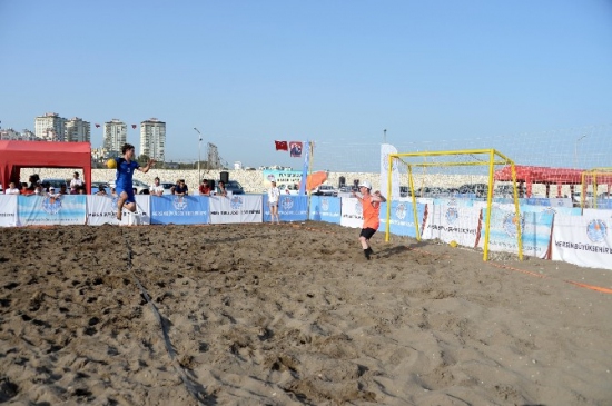 Mersin Marina'da Plaj Hentbolu ve Plaj Futbolu Ödülleri Sahiplerini Buldu