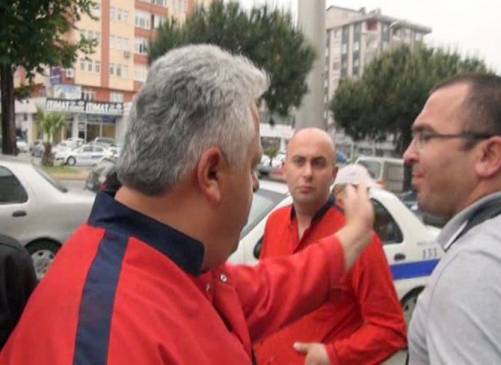 Zonguldak Ereğli'de Plakasız Motosiklet Sürücüsü Gazetecilere Saldırdı